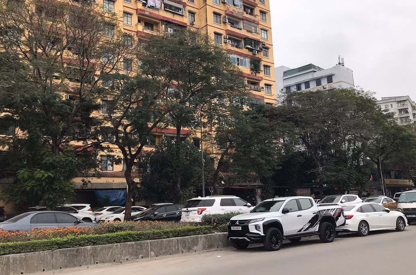Khu đô thị Định Công (Hoàng Mai, Hà Nội), từng được Bí thư Thành uỷ Hà Nội điểm tên về vi phạm lòng đường, vỉa hè, nhưng đến nay, tình trạng ô tô dừng đỗ tràn lan vẫn chưa được xử lý triệt để. Ảnh: Trường Phong.