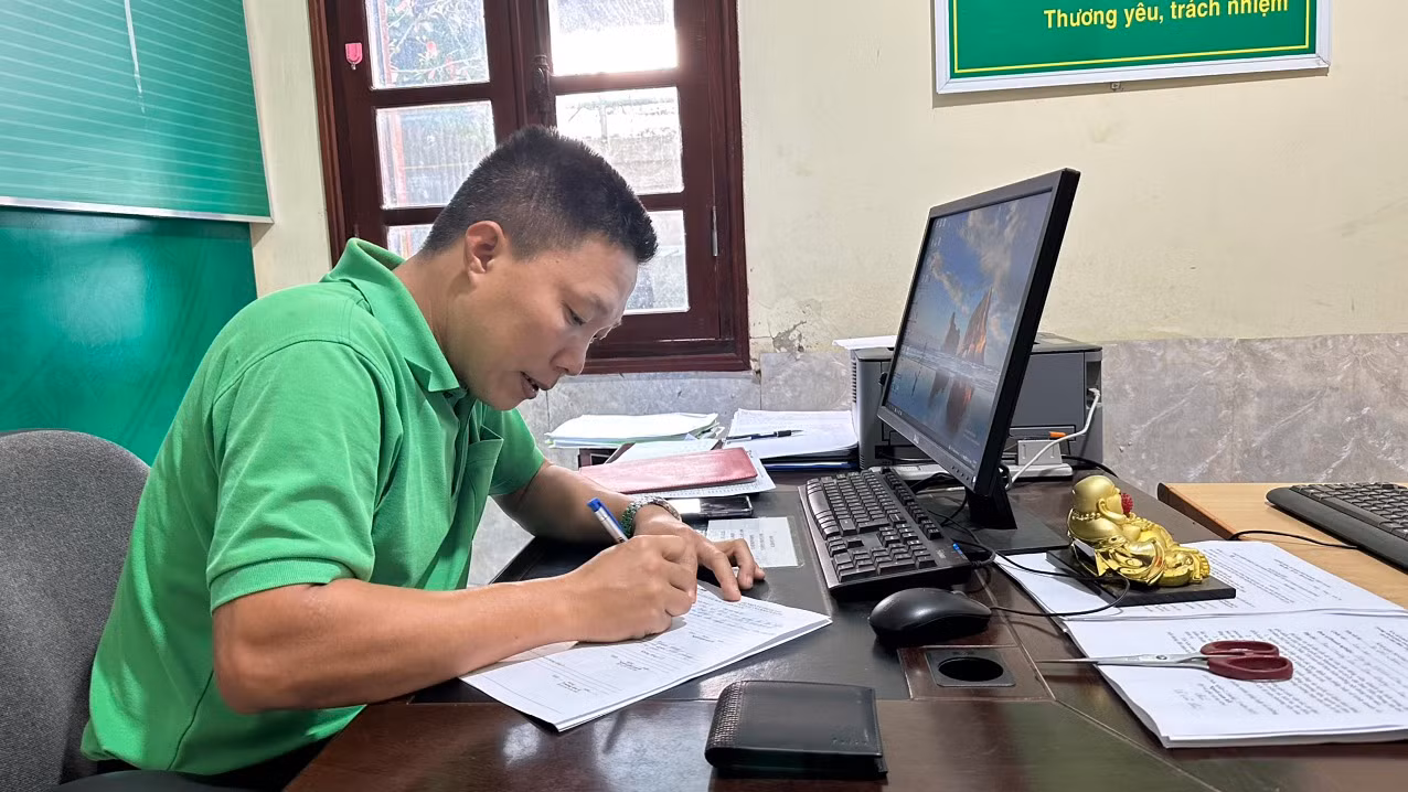 Đại diện hãng taxi Mai Linh lập biên bản trả lại ví cho khách hàng V.Q.H. Ảnh: PV Đại diện hãng taxi Mai Linh lập biên bản trả lại ví cho khách hàng V.Q.H. Ảnh: PV