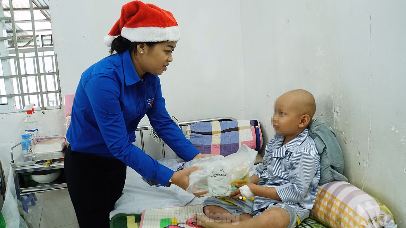 Bí thư Thành Đoàn Cần Thơ - chị Lư Thị Ngọc Anh thăm hỏi, động viên, tiếp sức các bệnh nhi có thêm niềm vui, động lực để "chiến đấu" vượt qua bệnh tật. Ảnh: Hòa Hội