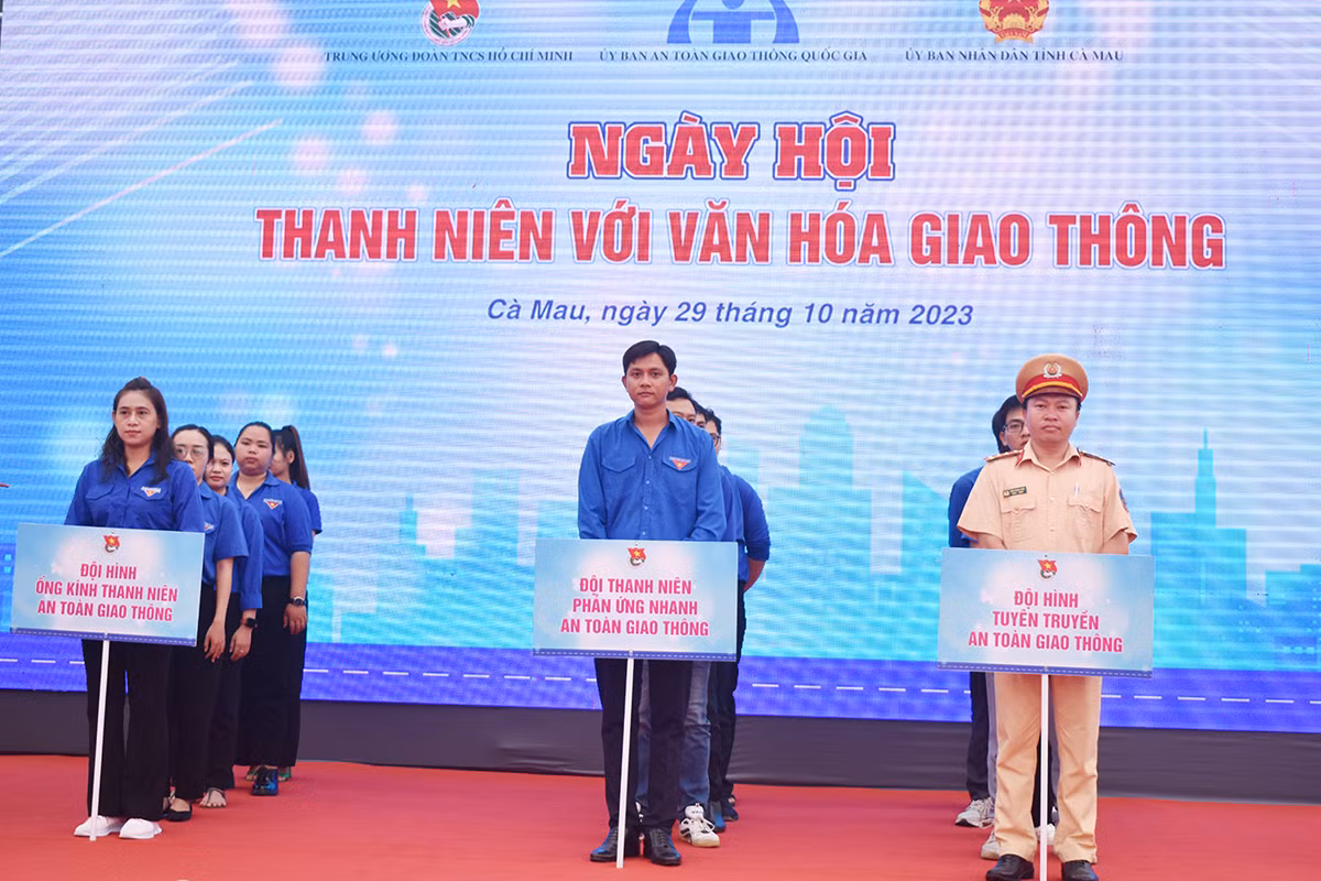 Ra mắt 3 đội hình thanh niên tình nguyện. Ra mắt 3 đội hình thanh niên tình nguyện.