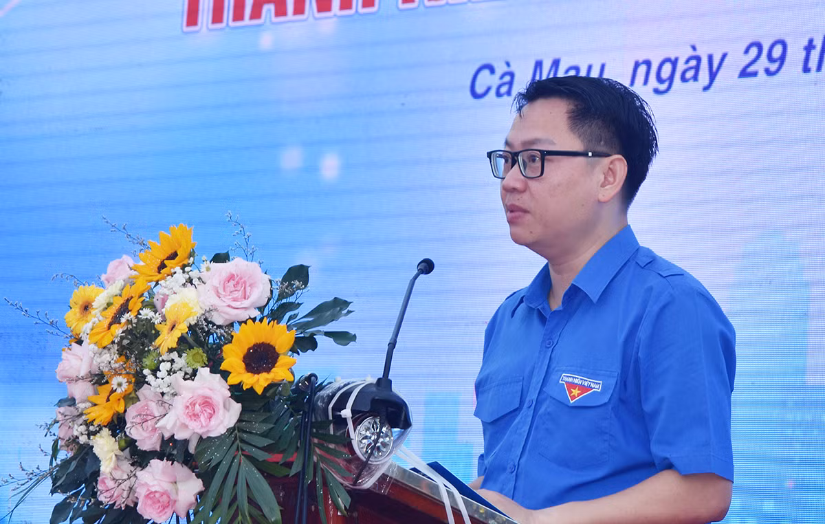 Anh Trần Hữu - Trưởng Ban Thanh niên Công nhân và Đô thị T.Ư Đoàn TNCS Hồ Chí Minh phát biểu khai mạc ngày hội. Anh Trần Hữu - Trưởng Ban Thanh niên Công nhân và Đô thị T.Ư Đoàn TNCS Hồ Chí Minh phát biểu khai mạc ngày hội.