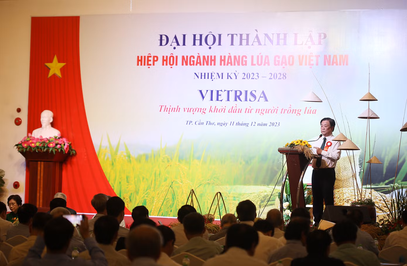 Bộ trưởng Bộ NN&amp;PTNT Lê Minh Hoan nhấn mạnh về giá trị của ngành lúa gạo tại Đại hội thành lập Hiệp hội ngành hàng lúa gạo Việt Nam. Ảnh: Trường Phong.