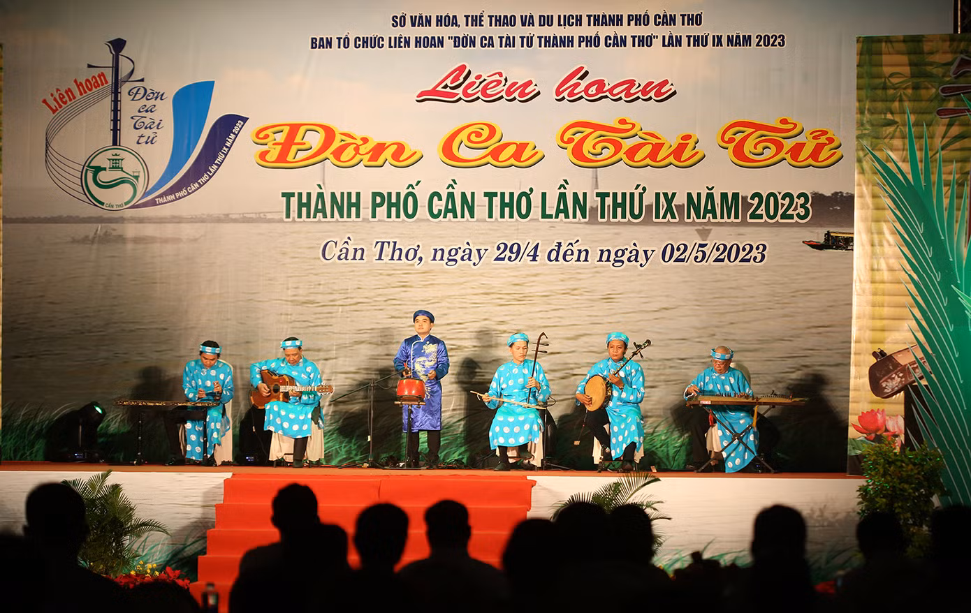 Tối 29/4, tại Đền thờ vua Hùng (thành phố Cần Thơ) diễn ra lễ khai mạc Liên hoan Đờn ca tài tử thành phố lần thứ IX, năm 2023. Chương trình hướng tới việc tôn vinh và quảng bá loại hình nghệ thuật độc đáo của Việt Nam nói chung và người dân Nam Bộ nói riêng, tạo điều kiện để các nghệ nhân, diễn viên không chuyên và quần chúng nhân dân học hỏi, giao lưu, trao đổi kinh nghiệm, phát hiện, bồi dưỡng những hạt nhân đàn, hát có triển vọng.