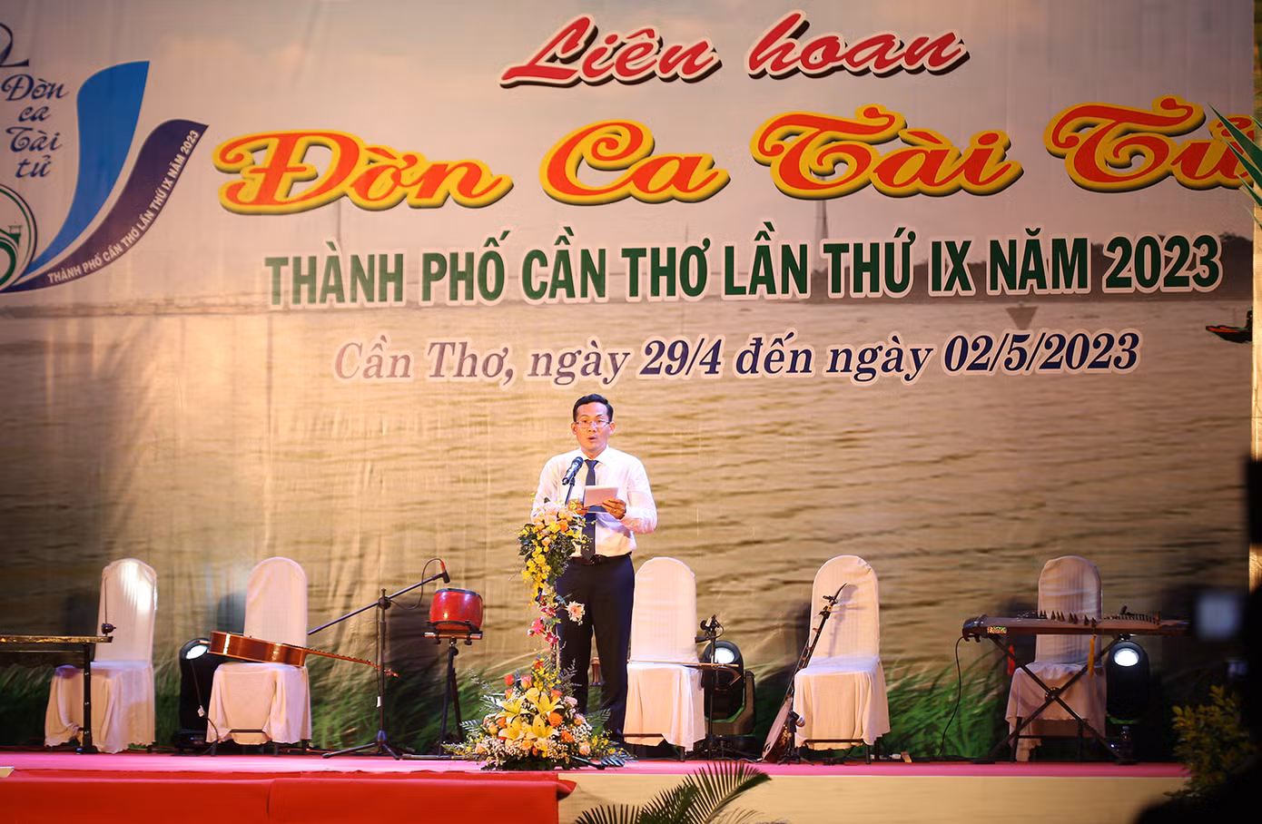 Ông Nguyễn Minh Tuấn, Giám đốc Sở Văn hóa Thể thao và Du lịch thành phố Cần Thơ - trưởng ban tổ chức Liên hoan - cho biết liên hoan năm 2023 thu hút 38 tài tử, nghệ nhân đờn và 55 tài tử, nghệ nhân ca của Trung tâm Văn hóa - Thể thao và Truyền thanh 9 quận, huyện trên địa bàn thành phố.