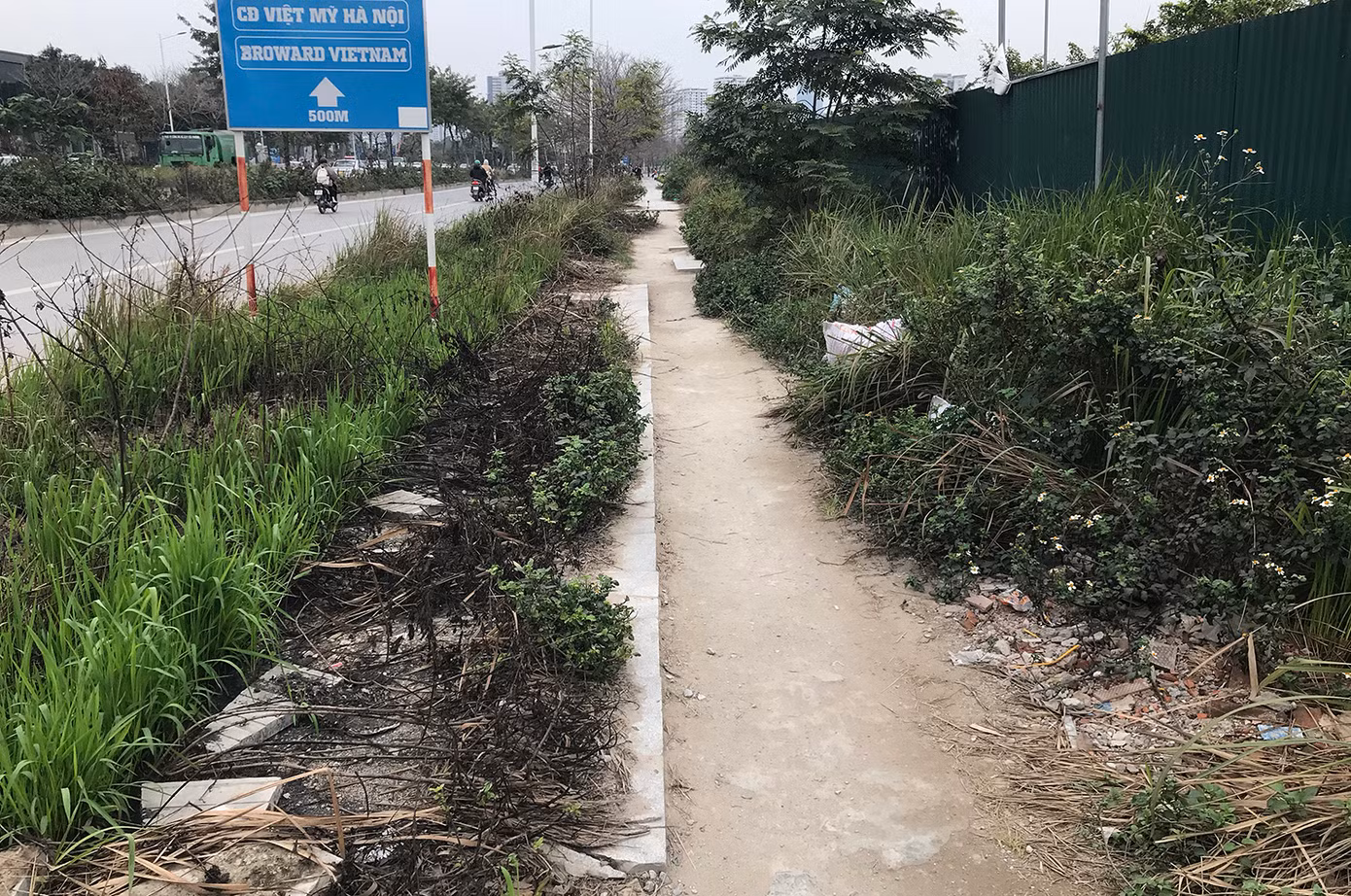 Theo ghi nhận của phóng viên, nhiều khu vực vỉa hè tuyến đường Trịnh Văn Bô tiếp giáp với các công trường xây dựng lớn, ảnh hưởng nghiêm trọng đến tuổi thọ vỉa hè. Ảnh: Trường Phong.