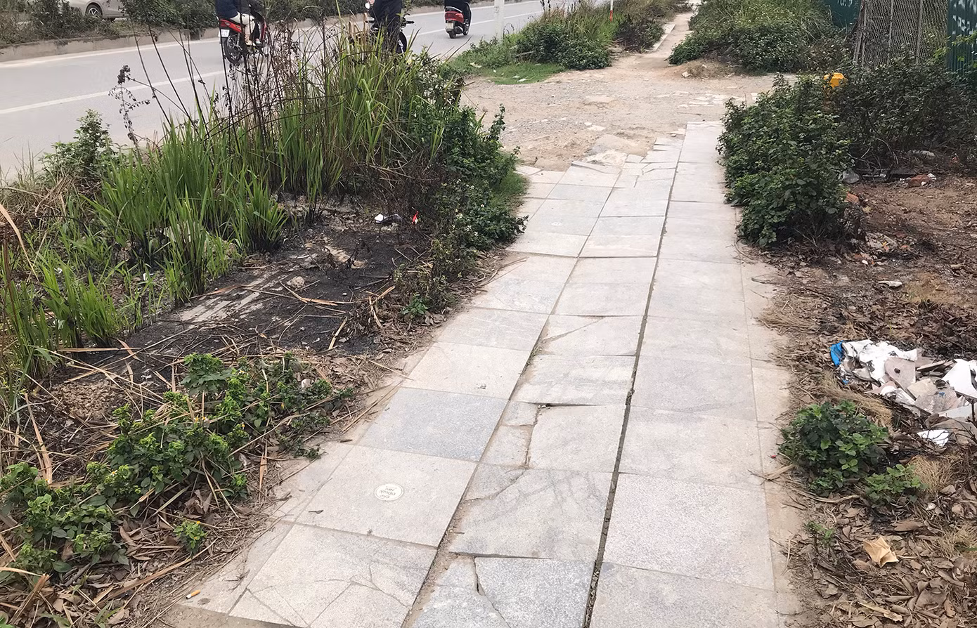 Đáng chú ý, một số vị trí vỉa hè lát đá tự nhiên đã hư hỏng gần như toàn bộ. Ảnh: Trường Phong.
