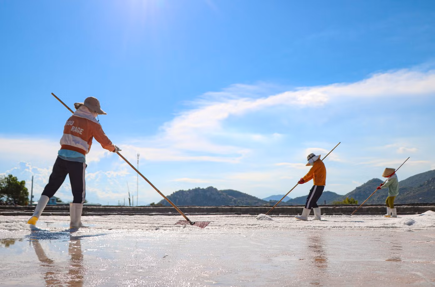 Để làm muối, diêm dân sẽ san phẳng, đầm mặt ruộng để tạo lớp da đất sau đó bơm nước biển vào ruộng, đợi nước biển bốc hơi trong vòng 7-10 ngày sẽ cào muối 1 đợt với sản lượng muối đạt từ 1,5-1,7 tấn/sào (1.000m2), mỗi tháng có thể thu hoạch từ 3-4 đợt.