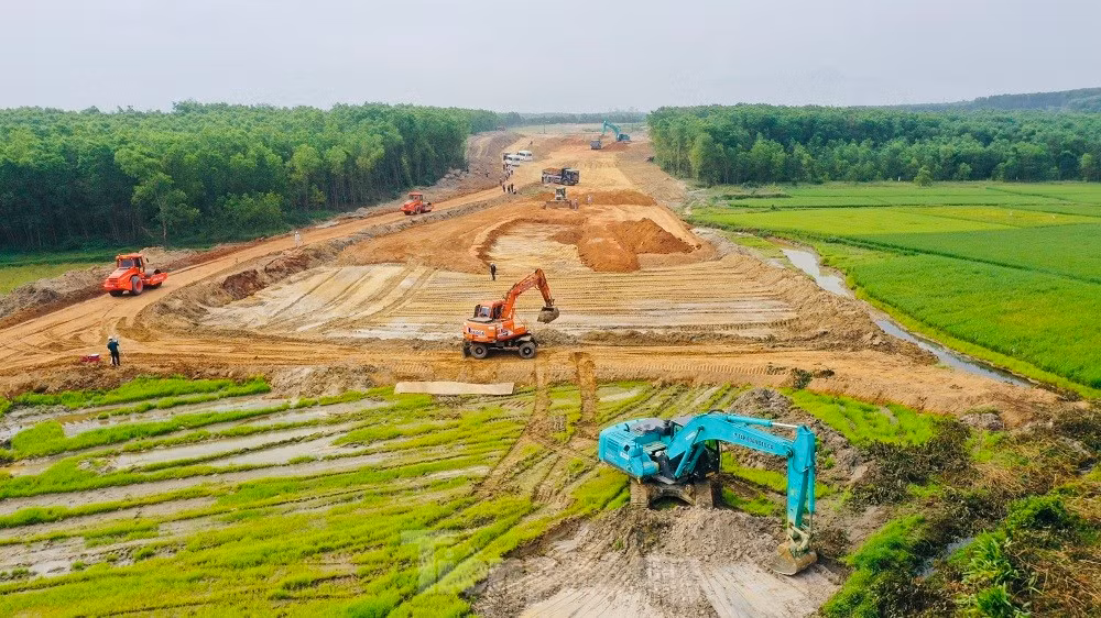 Cao tốc Bắc - Nam giai đoạn 2 đang chậm tiến độ 5% so với hợp đồng, do thiếu đất, cát. Ảnh thi công cao tốc Quảng Ngãi - Hoài Nhơn (Ảnh: Ngọc Văn).