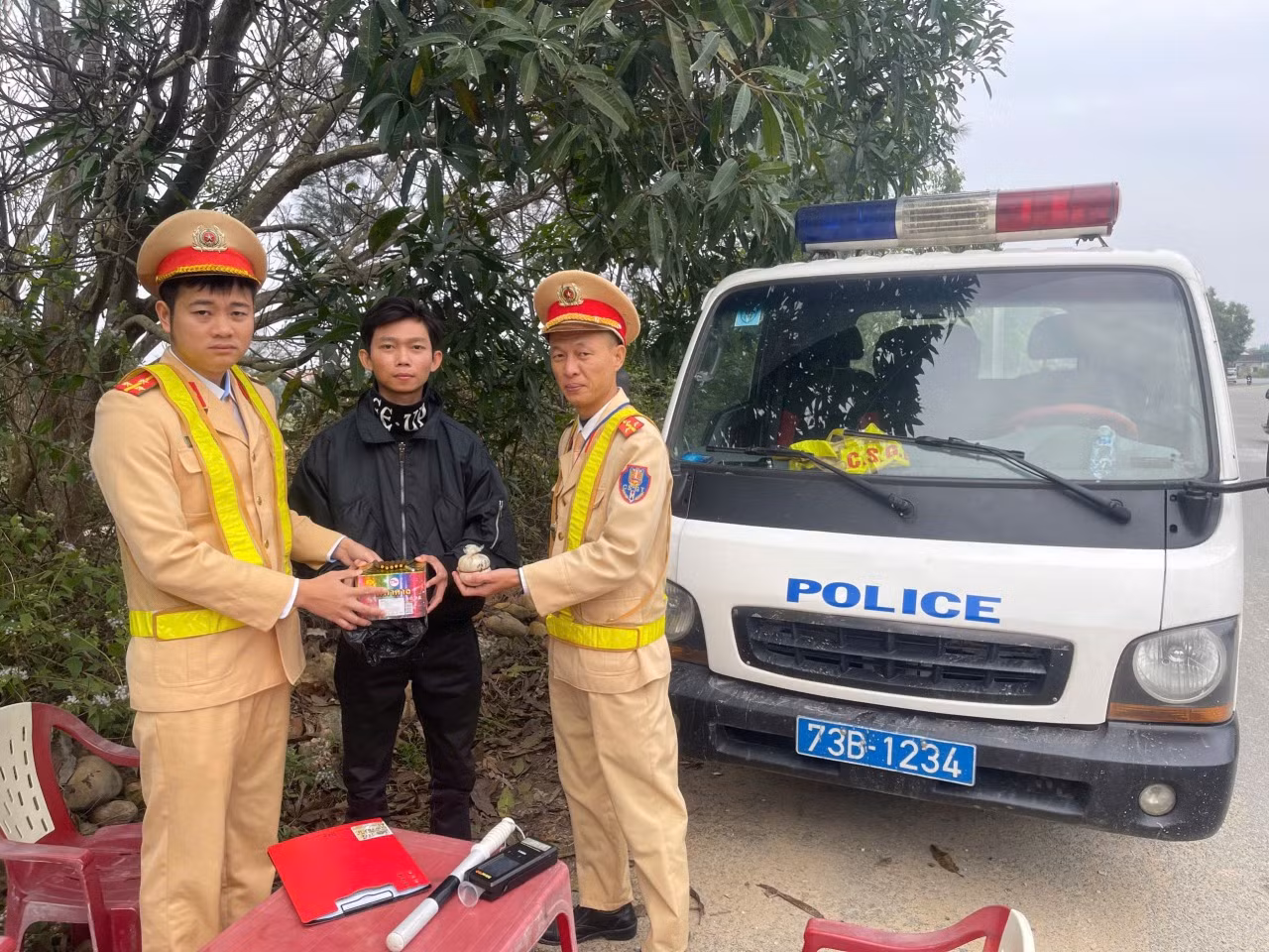 CSGT huyện Quảng Trạch tiếp nhận pháo nổ từ người dân tự nguyện giao nộp.