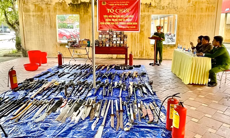 Toàn bộ VK, VLN, CCHT và pháo được Công an thị xã Ba Đồn phân loại trước khi tiêu huỷ.