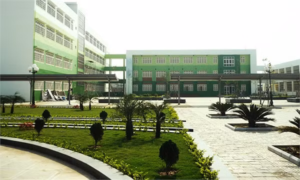  Kiến trúc hiện đại cùng một không gian nhiều cây xanh là điểm nhấn lớn nhất của mái trường THPT chuyên Nguyễn Huệ mới Xem ảnh sau