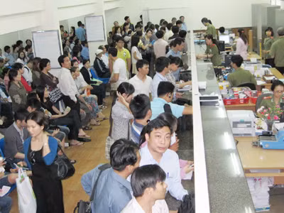 Trụ sở Cục A72 đông người chờ đến lượt nộp hồ sơ làm hộ chiếu