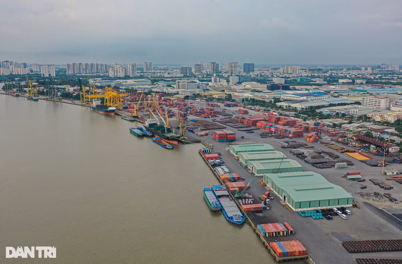Đầu còn lại của cầu Thủ Thiêm 4 là khu vực cảng Tân Thuận, hiện đây là cảng hàng hóa với nhiều tàu hàng ra vào, container chất đầy cảng. Xung quanh đó là khu vực nhà dân, xa ra phía ngoài là kết nối vào mạng lưới giao thông như đường Huỳnh Tấn Phát, đường Nguyễn Văn Linh.