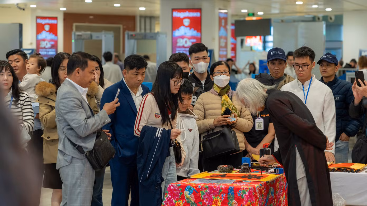 Được biết, trong 9 ngày Nghỉ Tết nguyên đán Ất Tỵ, Cảng HKQT Nội Bài đã phục vụ an toàn tuyệt đối cho gần 5.500 lượt chuyến bay với gần 914.000 lượt khách, trong đó có ngày phục vụ tới 616 chuyến bay và 108.000 lượt khách, cao hơn cùng kỳ năm ngoái.