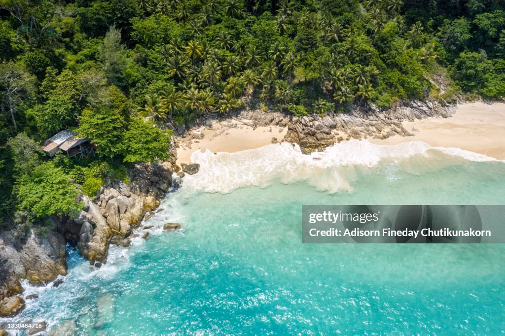 Ở vị trí số hai là bãi biển Banana ở Phuket, Thái Lan. Đây là nơi tuyệt vời để chèo thuyền và bay dù lượn, ngoài ra du khách có thể lặn xuống biển ngắm san hô và các loài cá đầy màu sắc. Ảnh: Getty.