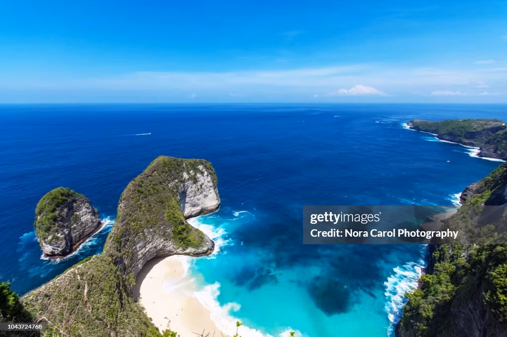 Bãi biển Kelingking ở đảo Nusa Penida (Indonesia) - địa điểm du lịch nổi tiếng nhờ "sống lưng khủng long" và là biểu tượng du lịch Bali - xếp vị trí thứ chín trong danh sách của TripAdvisor. Nơi đây có những vách đá hùng vĩ, bờ cát trắng và nước biển trong suốt tận đáy. Ảnh: Getty.