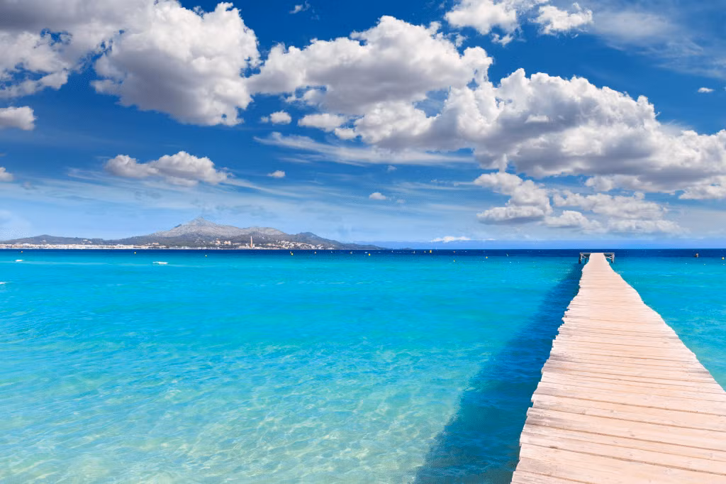 Bãi biển Muro (Mallorca, Tây Ban Nha) - đứng vị trí thứ tám trong danh sách bãi biển đẹp nhất thế giới năm nay - là nơi lý tưởng cho các gia đình đến thư giãn, nghỉ ngơi vì có những bãi cát dài và rặng thông xanh. Ảnh: Mallorca Experte.