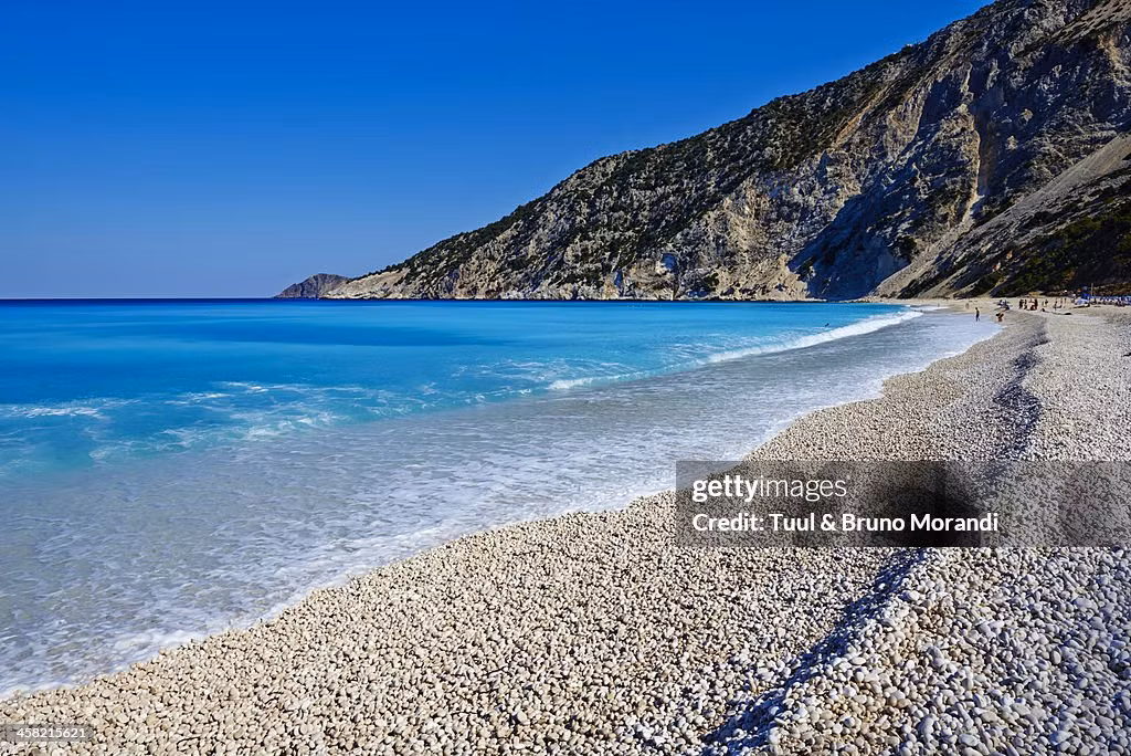 Đứng thứ 10 trong danh sách các bãi biển đẹp nhất năm nay là bãi biển Myrtos (Kefalonia, Hy Lạp). CNN mô tả bãi biển này được thiên nhiên ban tặng cảnh quan đẹp như tranh vẽ với những ngọn núi hùng vĩ bao quanh. Đến đây du lịch, du khách có thể ngâm mình trong làn nước trong xanh, lặn biển hoặc thưởng thức một tách cà phê ngon tại quầy bar trên bãi biển… Ảnh: Getty.