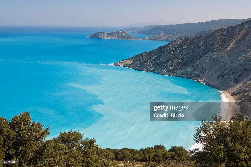 Đứng thứ 10 trong danh sách các bãi biển đẹp nhất năm nay là bãi biển Myrtos (Kefalonia, Hy Lạp). CNN mô tả bãi biển này được thiên nhiên ban tặng cảnh quan đẹp như tranh vẽ với những ngọn núi hùng vĩ bao quanh. Đến đây du lịch, du khách có thể ngâm mình trong làn nước trong xanh, lặn biển hoặc thưởng thức một tách cà phê ngon tại quầy bar trên bãi biển… Ảnh: Getty.