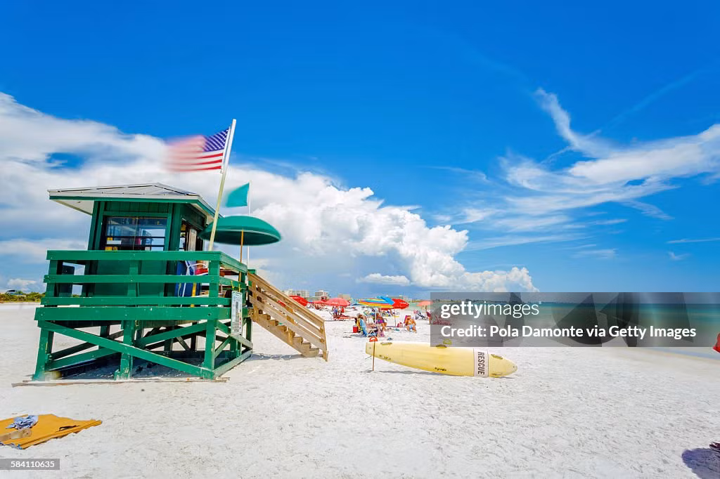 Bãi biển Siesta tại Mỹ đứng ở vị trí thứ tư trong danh sách của TripAdvisor. CNN Travel mô tả bãi biển này có cát mịn, vỏ sò và làn nước trong vắt. Du khách có thể đến Siesta vào mùa xuân và mùa thu vì đây là những mùa thấp điểm nên sẽ bớt đông đúc hơn, mặc dù nhiệt độ vẫn ấm áp. Ảnh: Getty.