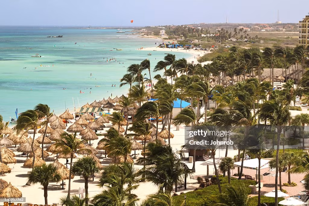 Bãi biển Eagle (Oranjestad, Aruba) được xếp ở vị trí thứ ba trong bảng xếp hạng các bãi biển đẹp nhất thế giới năm nay. Bãi biển vùng Caribe là một trong số ít những bãi biển còn hoang sơ, với bãi cát trắng mịn, làn nước ấm và cảnh hoàng hôn ngoạn mục. Ảnh: Getty.