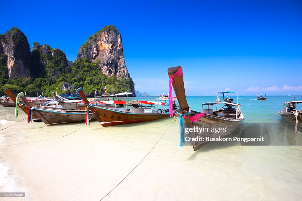 Ở vị trí số hai là bãi biển Banana ở Phuket, Thái Lan. Đây là nơi tuyệt vời để chèo thuyền và bay dù lượn, ngoài ra du khách có thể lặn xuống biển ngắm san hô và các loài cá đầy màu sắc. Ảnh: Getty.