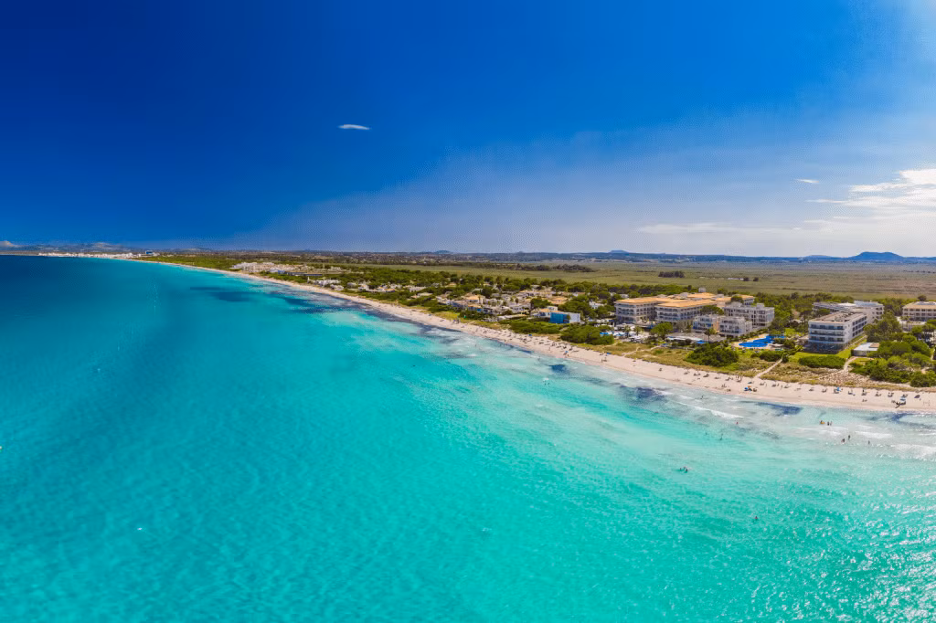 Bãi biển Muro (Mallorca, Tây Ban Nha) - đứng vị trí thứ tám trong danh sách bãi biển đẹp nhất thế giới năm nay - là nơi lý tưởng cho các gia đình đến thư giãn, nghỉ ngơi vì có những bãi cát dài và rặng thông xanh. Ảnh: Mallorca Experte.