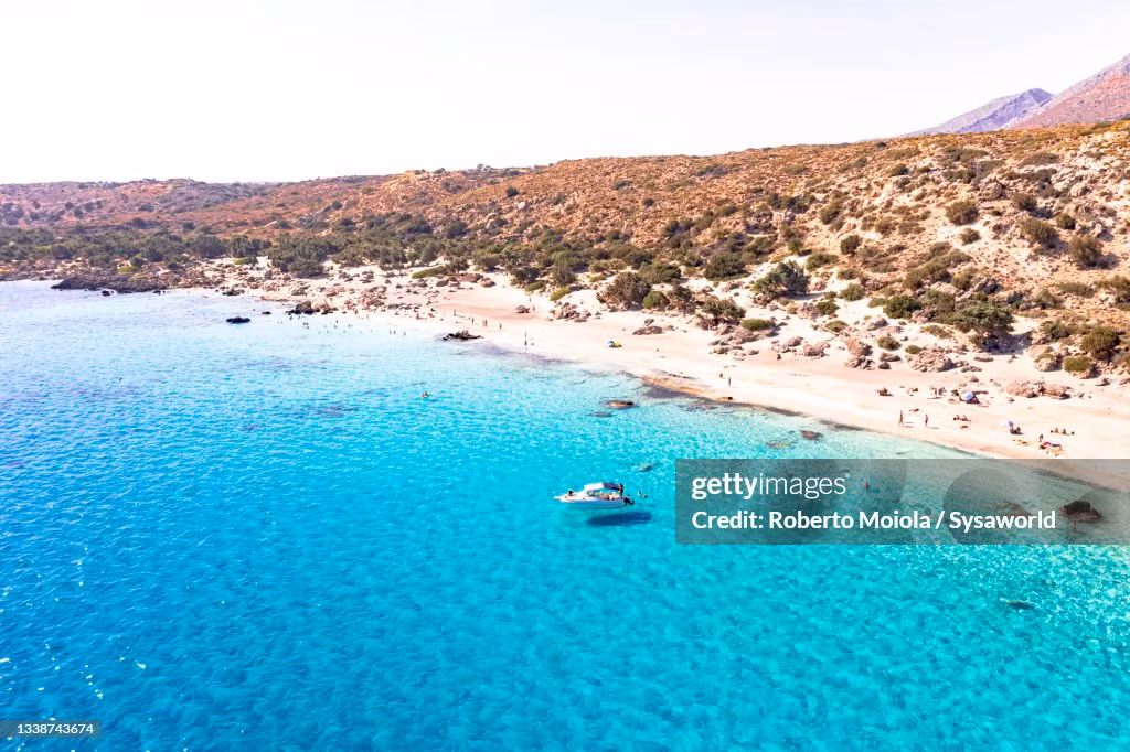 Theo CNN Travel, sau 4 năm vắng bóng, bãi biển Elafonisi (Crete, Hy Lạp) đã trở lại bảng xếp hạng các bãi biển đẹp nhất thế giới và xuất sắc giành vị trí đầu tiên. Nơi này nổi tiếng với bãi cát hồng, làn nước ấm áp và trong vắt. Từ tháng 5 đến tháng 9 là thời điểm thích hợp nhất để đến Elafonisi du lịch. Ảnh: Getty.