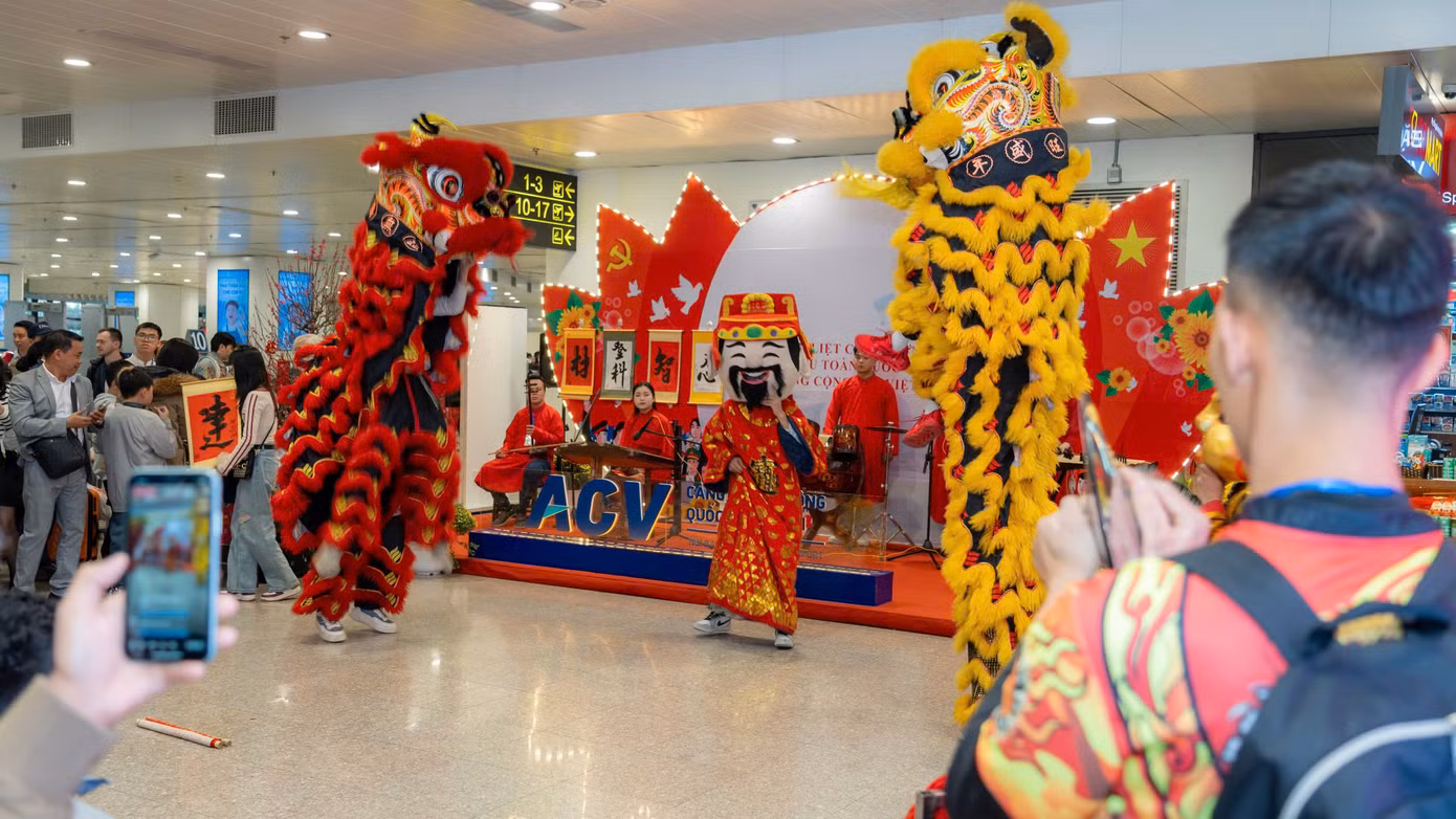 Các hoạt động ca nhạc, tặng thư pháp, múa lân như những lời chúc tốt đẹp đầu năm mà Cảng HKQT Nội Bài gửi tới hành khách.