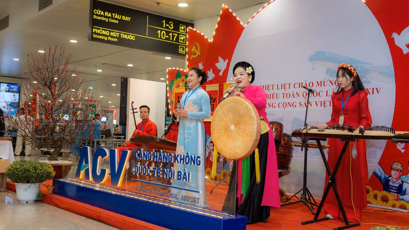 Các tiết mục ca nhạc truyền thống tại sân khấu nhà ga hành khách T1 và T2 đã mang lại không khí vui tươi, rộn ràng, lưu luyến cho đông đảo hành khách may mắn có chuyến bay qua cảng trong khung giờ biểu diễn.