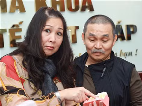 NSƯT Hồng Vân và Xuân Hinh trong một tiểu phẩm hài