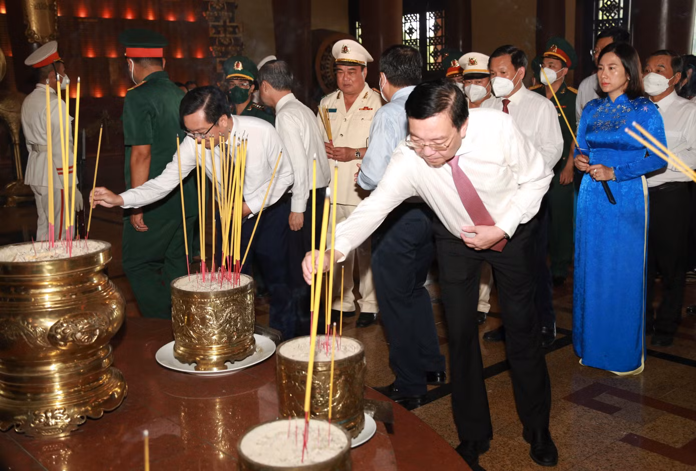 Lãnh đạo các ban, ngành TPHCM dâng hưởng tưởng niệm các Anh hùng liệt sĩ tại Đền Tưởng niệm Liệt sĩ Bến Dược. Ảnh: Ngô Tùng