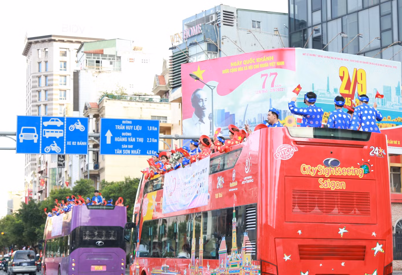 Các cô dâu chú rể trên đường về trung tâm tiệc cưới để cùng cắt bánh, khui rượu đón mừng ngày hạnh phúc.