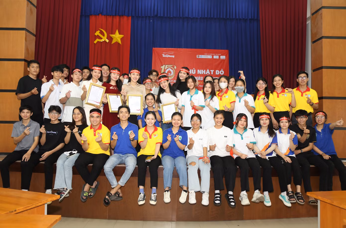 Với sự tham gia nhiệt tình của các bạn sinh viên trường, Ban tổ chức đã tiếp nhận gần 160 đơn vị máu tại ngày hội.