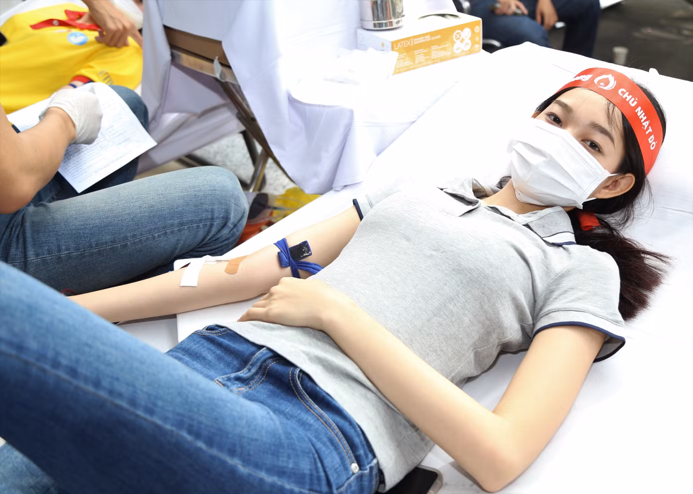 Trò chuyện sau khi chia sẻ giọt máu hồng tình nguyện, Bé Quyên cho biết trước lúc lấy máu có chút hồi hộp, nhưng đã bình tâm trở lại ngay sau đó. Người đẹp Áo dài HHVN 2022 bày tỏ niềm vui khi được góp một phần giúp các mảnh đời khó khăn cần máu, lan tỏa lòng tốt đến cộng đồng. "Mình muốn có cơ hội hiến thêm nhiều lần sau để giúp ích cho nhiều người hơn", Bé Quyên bộc bạch.