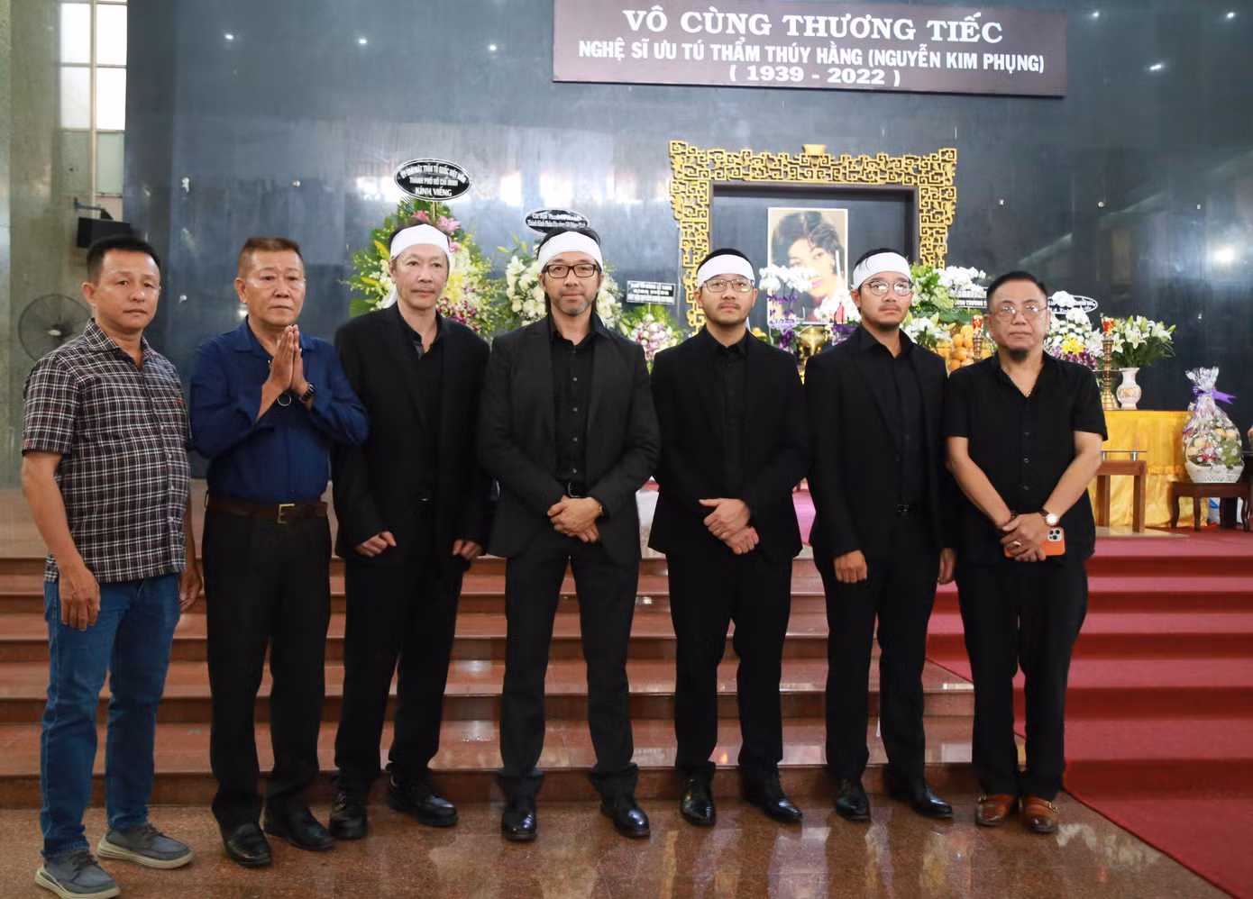 Cũng trong trưa nay, nhiều đồng nghiệp đã đến viếng minh tinh Thẩm Thúy Hằng. Trong ảnh: nghệ sĩ Hồng Tơ (bìa phải), Vũ Thanh (thứ hai từ trái qua) đến viếng và chia buồn với gia đình cố nghệ sĩ.