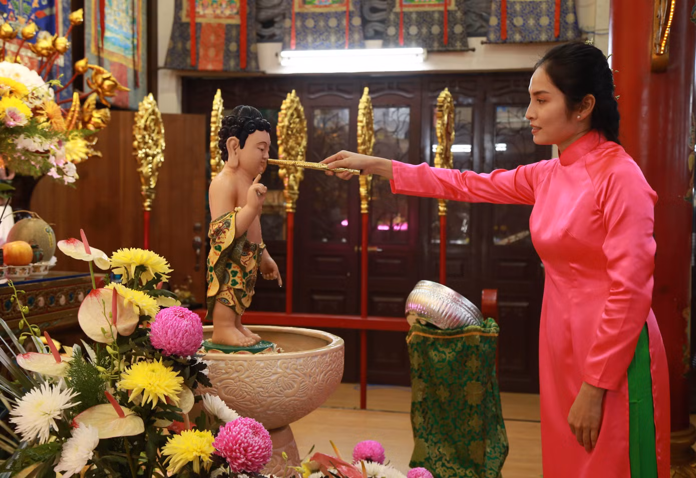 Bạn trẻ thực hiện nghi lễ tắm Phật tại chánh điện Quan Âm tu viện.