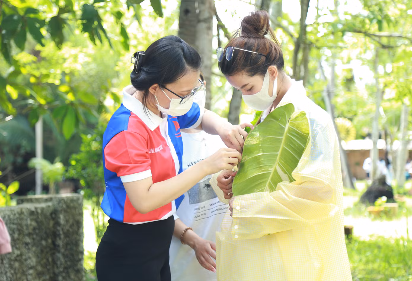 Các bạn sinh viên trổ tài thiết kế trang phục từ các loại lá cây.