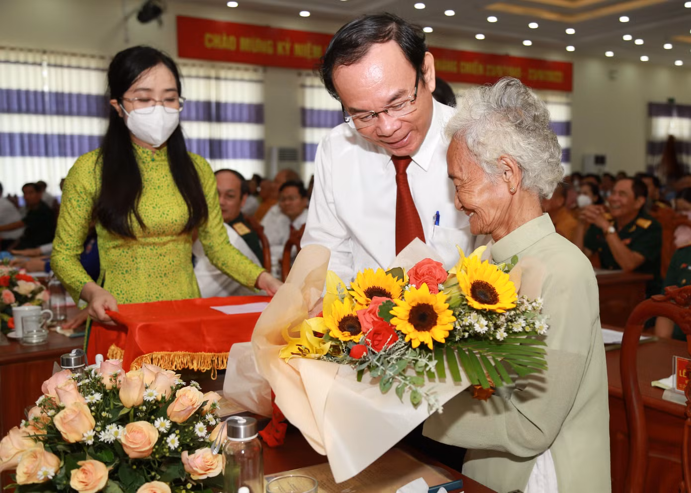 Bí thư Thành ủy TPHCM Nguyễn Văn Nên tặng hoa và quà cho Mẹ Việt Nam anh hùng Kiều Thị Nông.