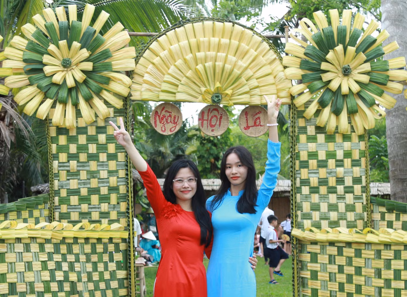 Đôi bạn Thanh Thảo và Nhã Trúc (sinh viên Trường Đại học Văn hóa TPHCM) gắn bó với những hoạt động văn hóa truyền thống tại Bảo tàng Áo dài.
