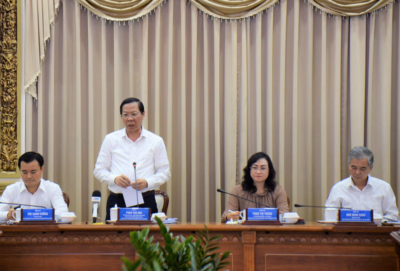 Chủ tịch Phan Văn Mãi trao đổi tại phiên họp.