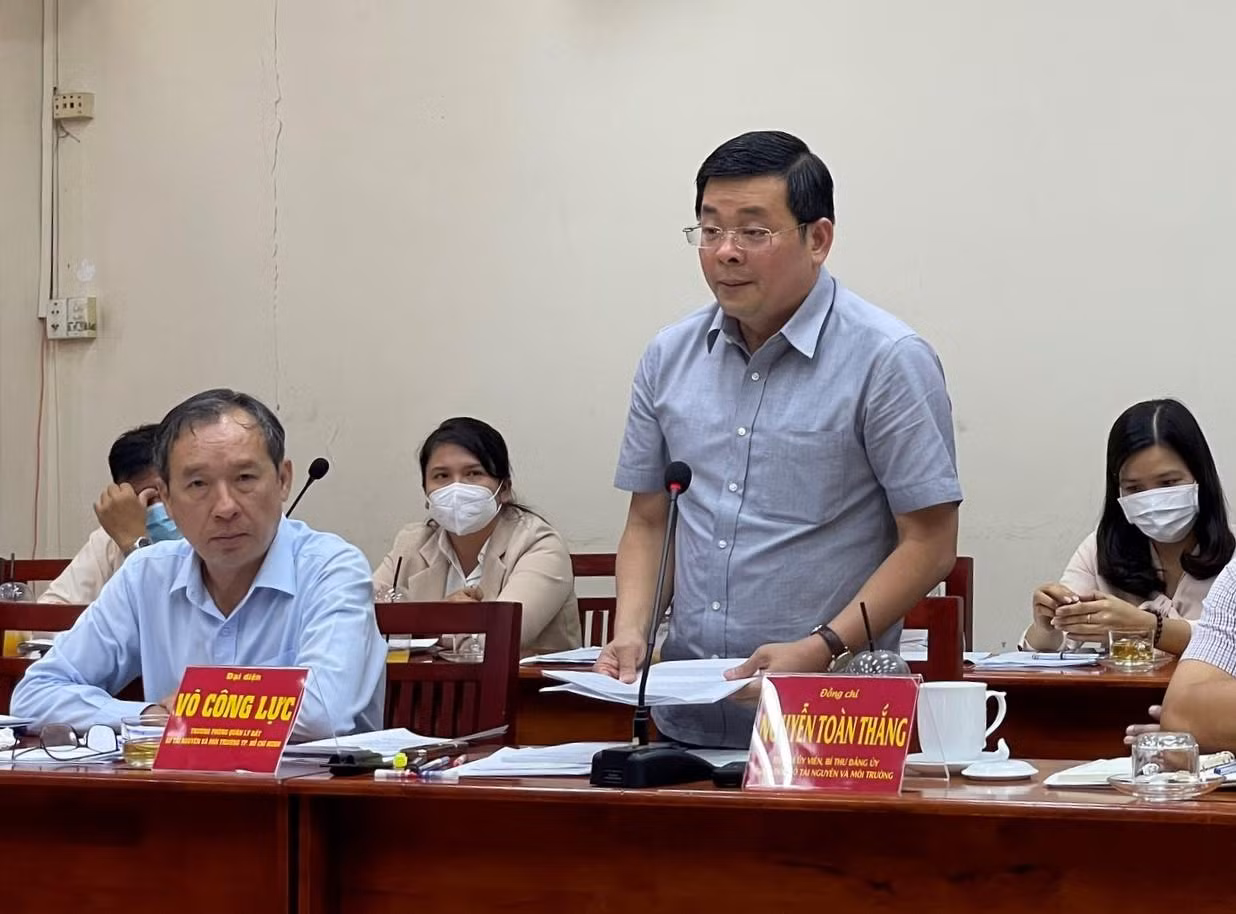 Giám đốc Sở TN&amp;MT TPHCM Nguyễn Toàn Thắng thông tin tại buổi giám sát.