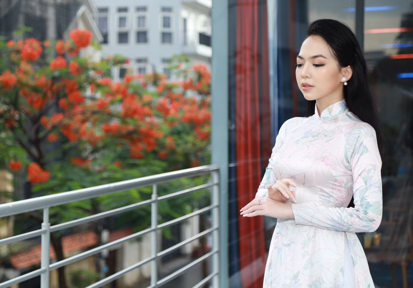 “Trong thời gian tham gia cuộc thi này, mình có điều kiện tiếp xúc và biết được nhiều hơn về môi trường sân khấu, hoạt động văn hóa nghệ thuật”, Kim Phụng bày tỏ và cho biết cô có kinh nghiệm bởi từng tham gia một cuộc thi về áo dài ngay từ khi còn học phổ thông, đồng thời nhận được sự hỗ trợ nhiệt tình từ phía nhà trường.