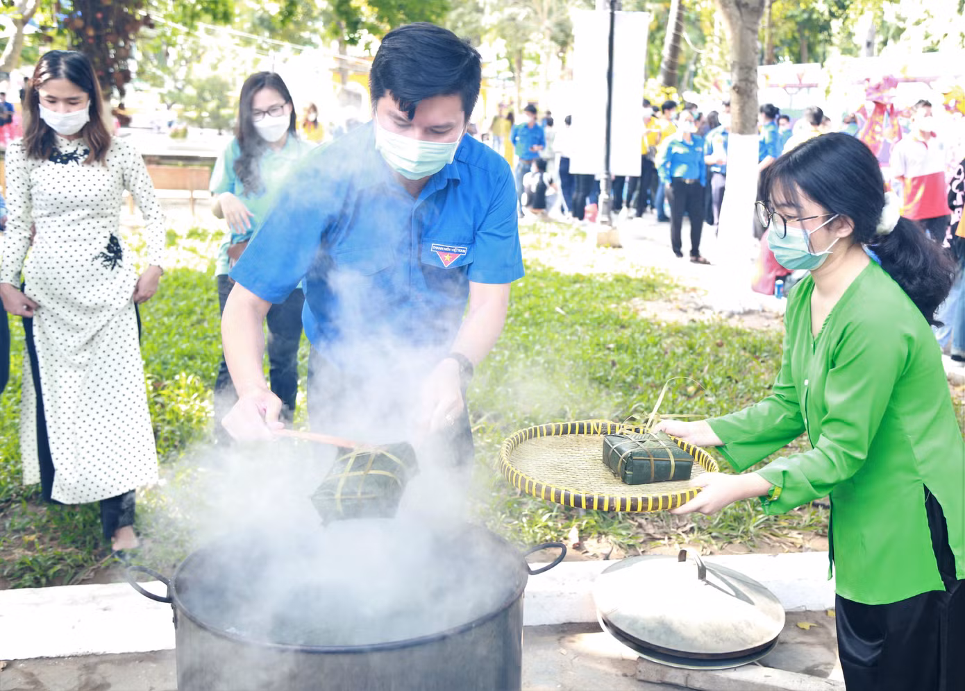 Những chiếc bánh chưng gói ghém tình cảm của những người thực hiện dành tặng bà con dịp Tết Nguyên đán.