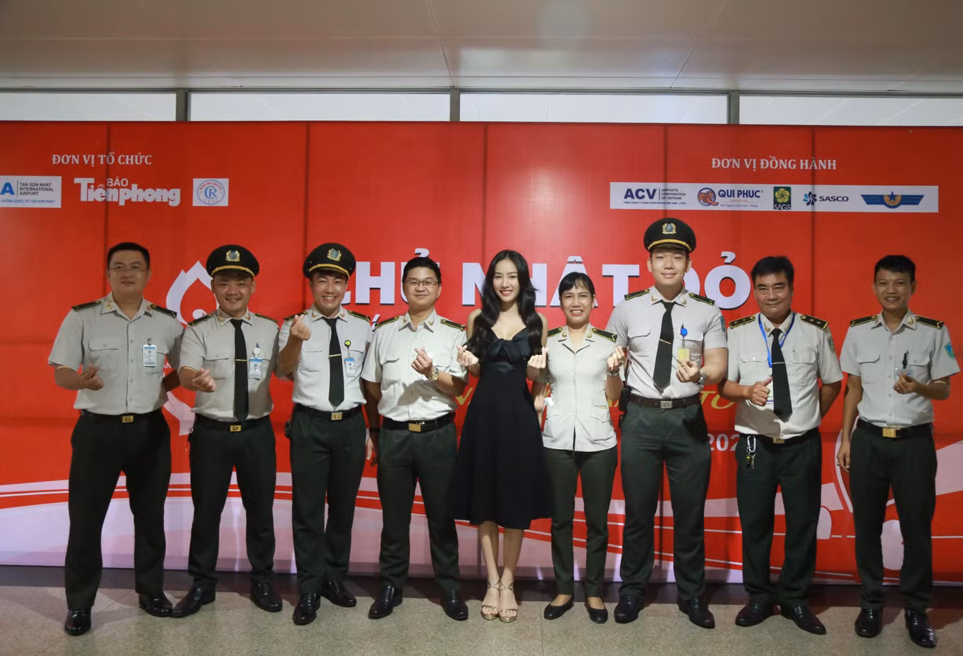 Người đẹp Nguyễn Thị Hồng Tuyết (giữa, Top 5 Hoa hậu Việt Nam 2018) đồng hành với chương trình.