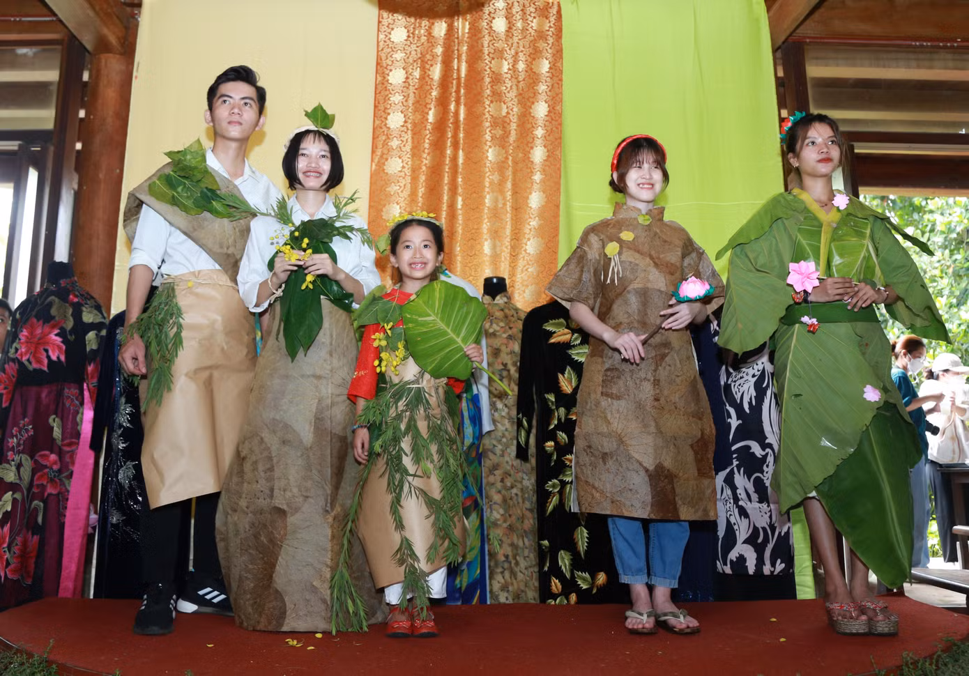 Hai nhóm sinh viên thuộc khoa Nhật Bản học (Trường Đại học Hutech) và khoa Văn hóa học (Đại học Văn hóa TPHCM) trình diễn các bộ trang phục từ các loại lá cây (lá sen, chuối, trầu...).