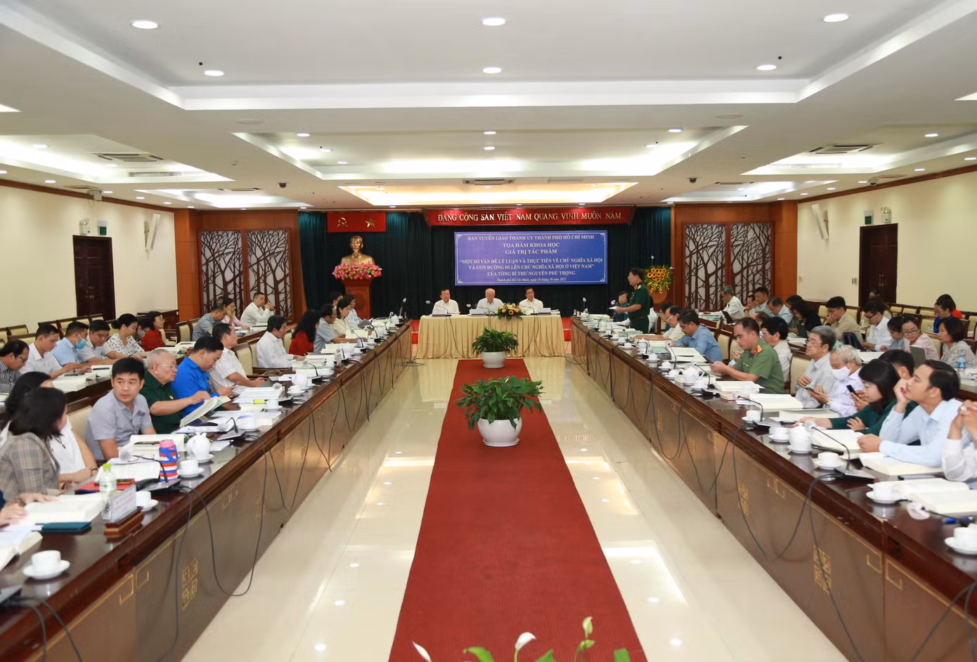 Nhiều chuyên gia, nhà khoa học tham gia cuộc tọa đàm. Ảnh: Ngô Tùng