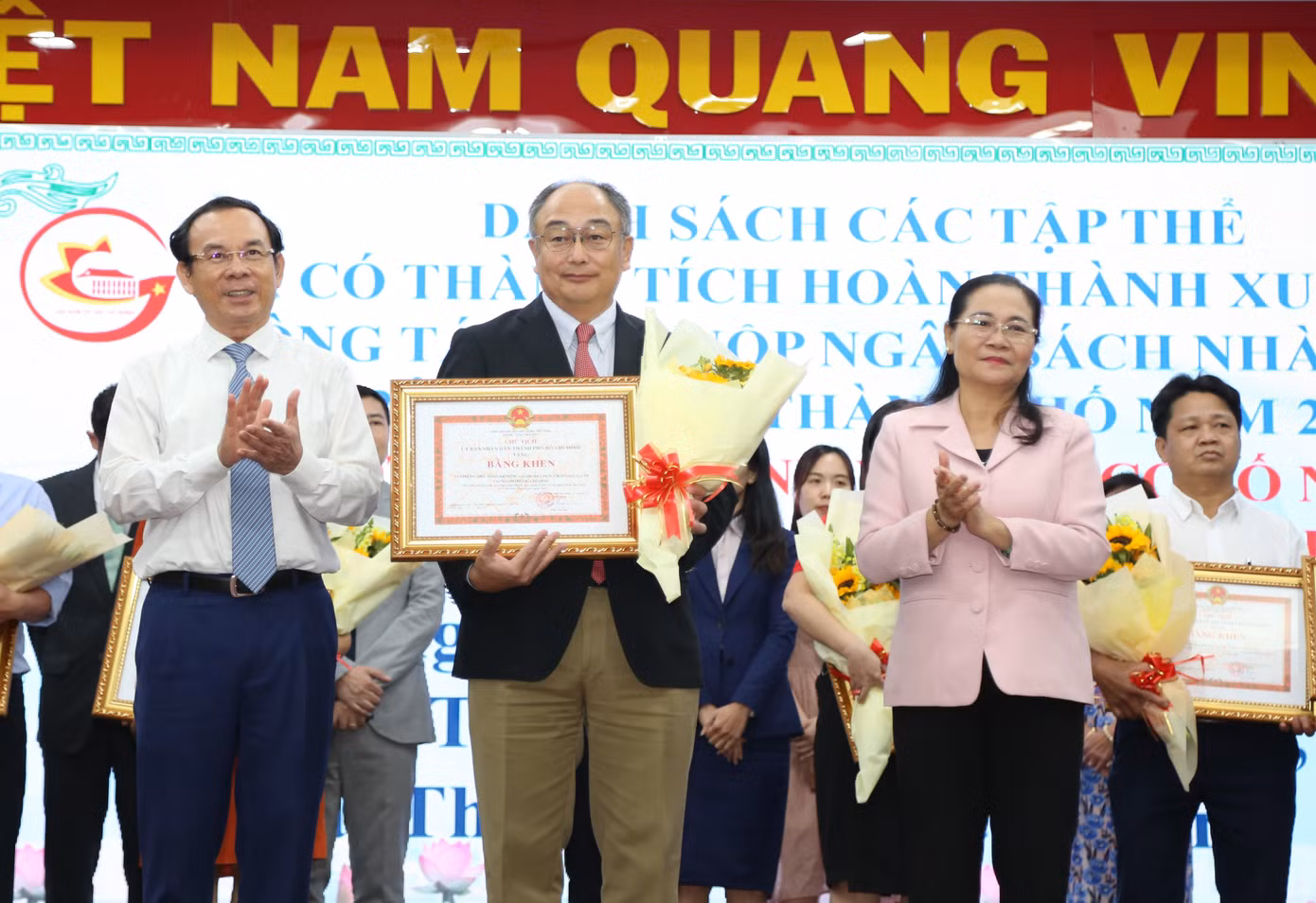 Bí thư Thành ủy Nguyễn Văn Nên và Chủ tịch HĐND TPHCM Nguyễn Thị Lệ trao bằng khen UBND thành phố cám ơn một doanh nghiệp FDI. Đây là một trong số những doanh nghiệp có mức nộp ngân sách trên 1.000 tỷ đồng.