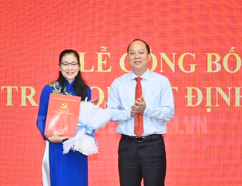 Phó Bí thư Thành ủy TPHCM trao quyết định cho bà Nguyễn Thị Ngọc Hạnh (Ảnh: Hcmcpv.org.vn).