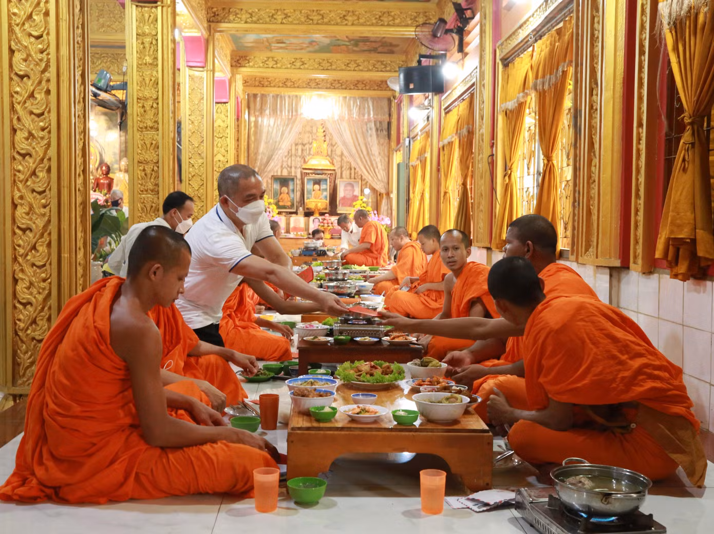 Phật tử, bà con cùng mừng tuổi, chúc mừng năm mới đến chư tôn đức.